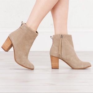 Tom’s Lunata Light Brown Tan Taupe Suede Perforated Ankle Booties Size 10